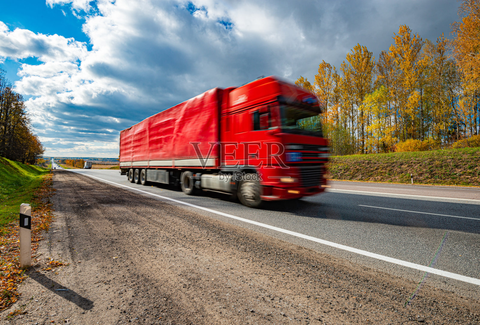 欧洲德国巴伐利亚高速公路上行驶的快速卡车。运输、货运和交货。照片摄影图片