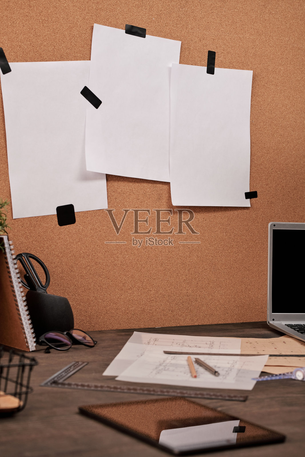 现代工程师的工作场所与空白纸纸板箱板在桌子前照片摄影图片