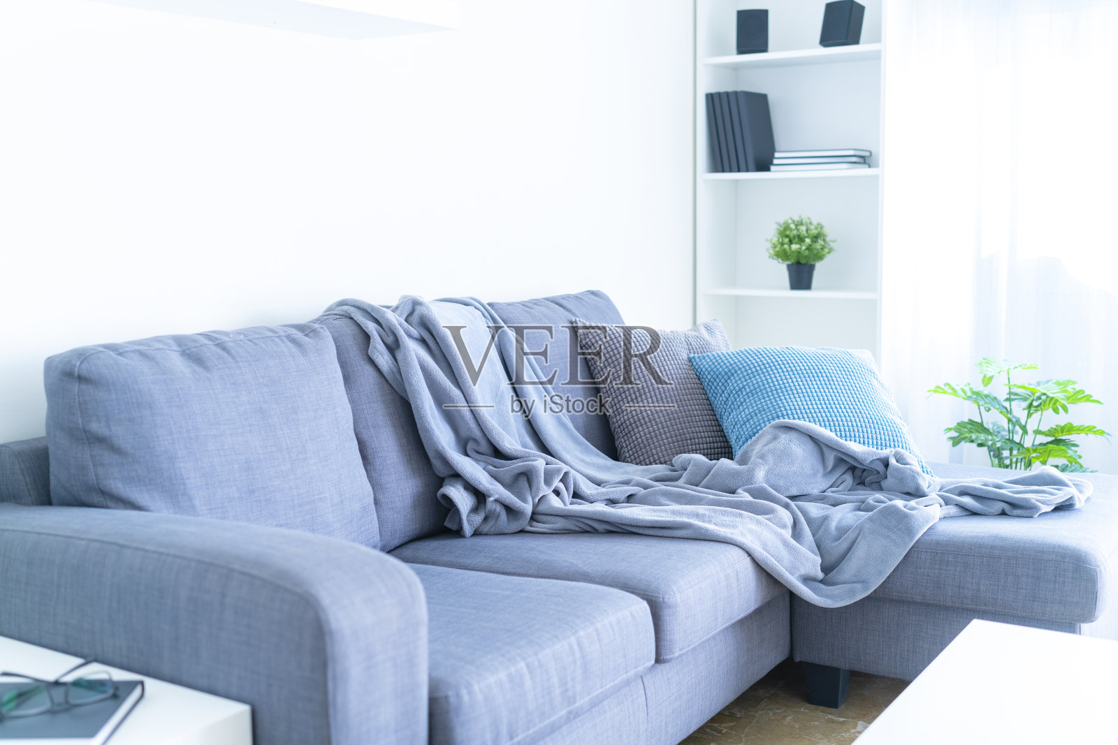 客厅内部:灰色沙发，毯子和枕头照片摄影图片