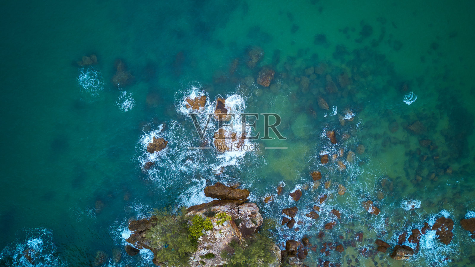 鸟瞰图的海滩与岩石和波浪照片摄影图片