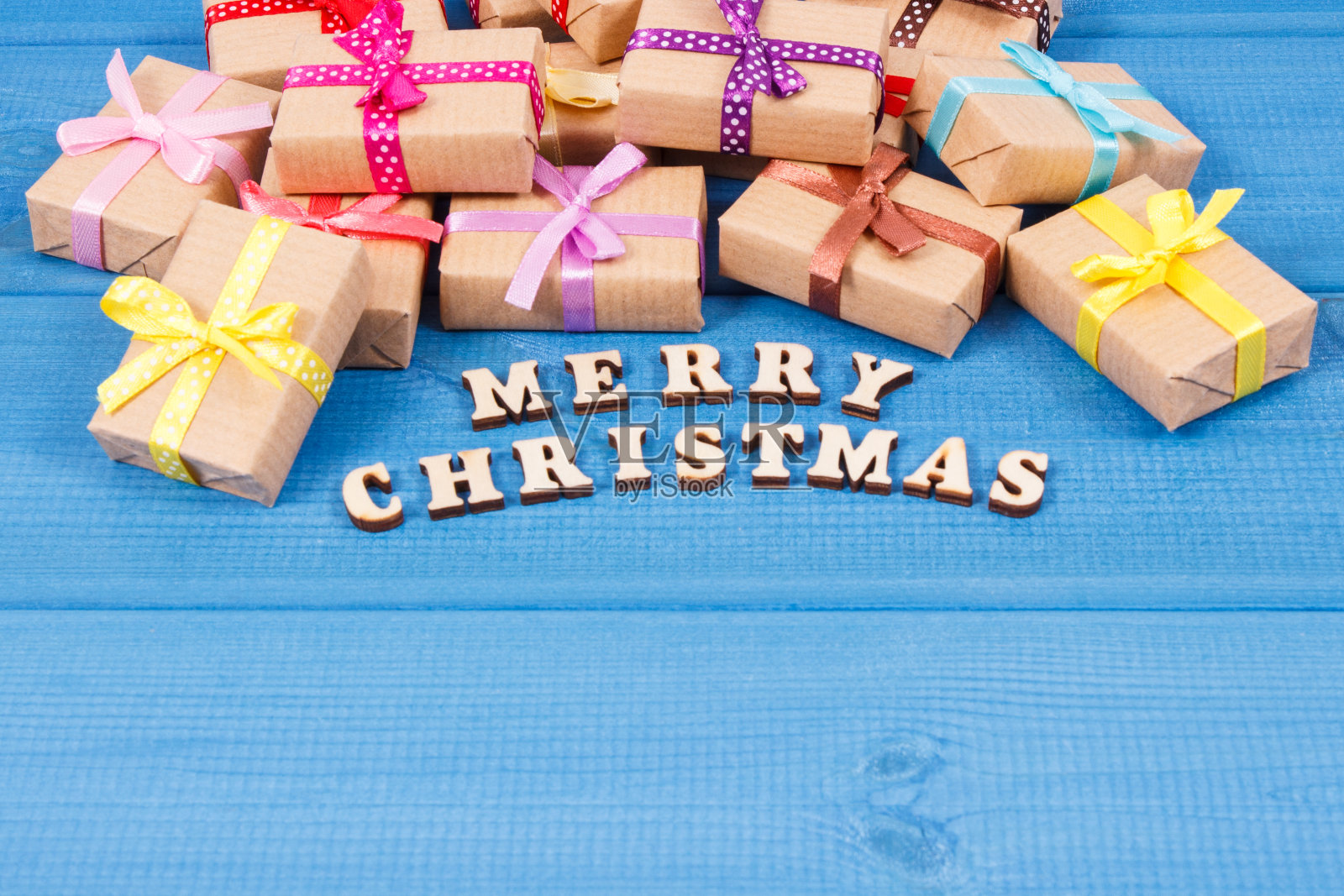 礼物用彩带和题词圣诞快乐，节日时间概念，地方文字照片摄影图片