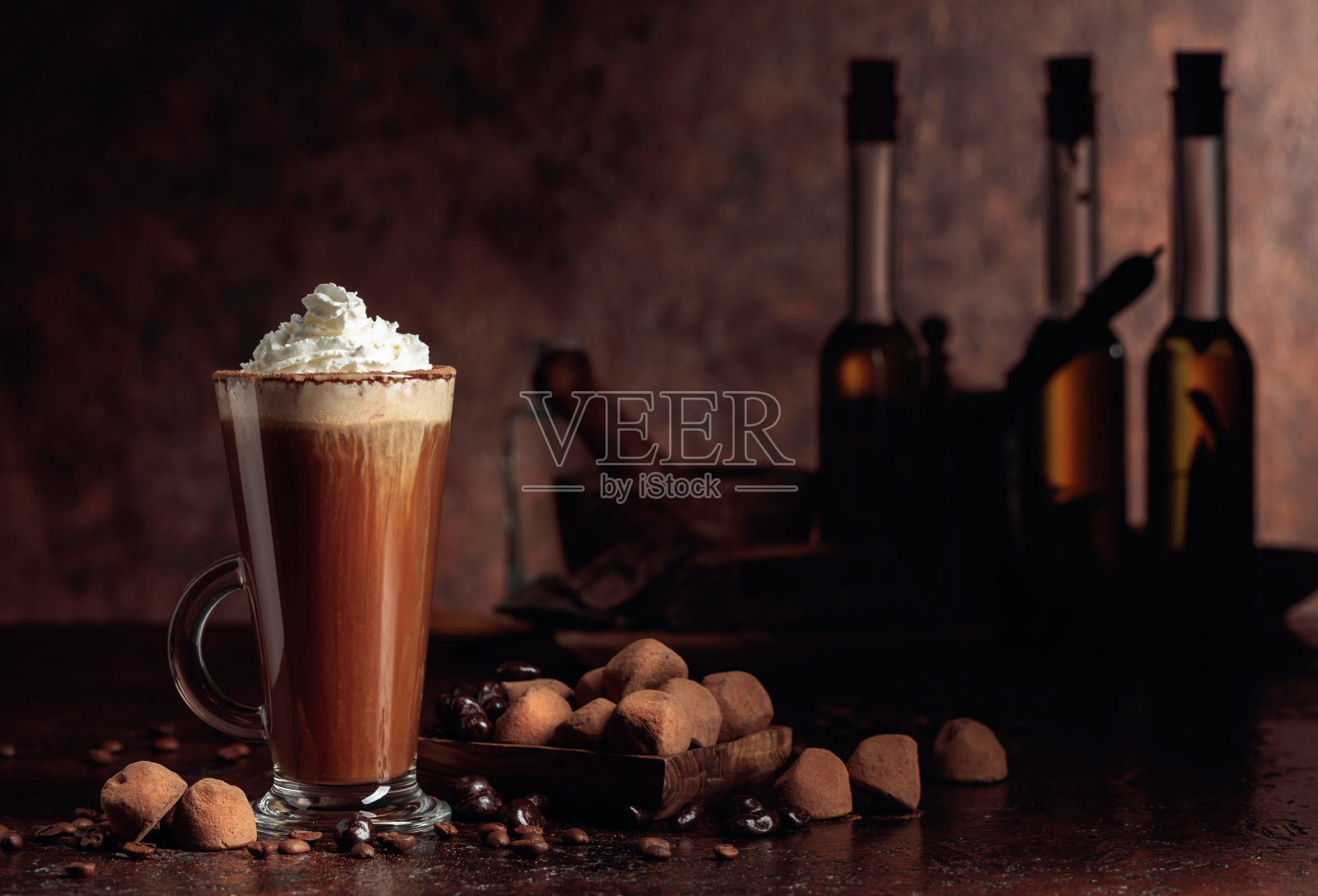 松露和一杯热巧克力加鲜奶油。照片摄影图片