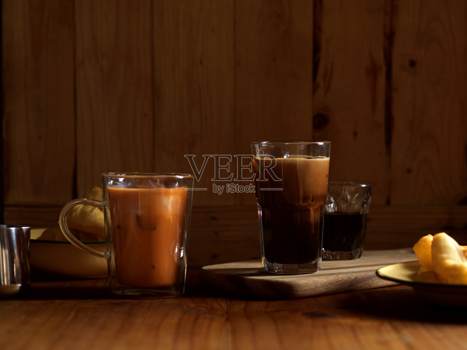 泰式早餐，冰咖啡，泰式牛奶泰式早餐，木桌上的油条照片摄影图片