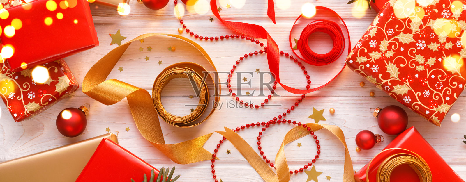 圣诞背景，构图用彩色丝带和装饰配件包装圣诞礼物。照片摄影图片