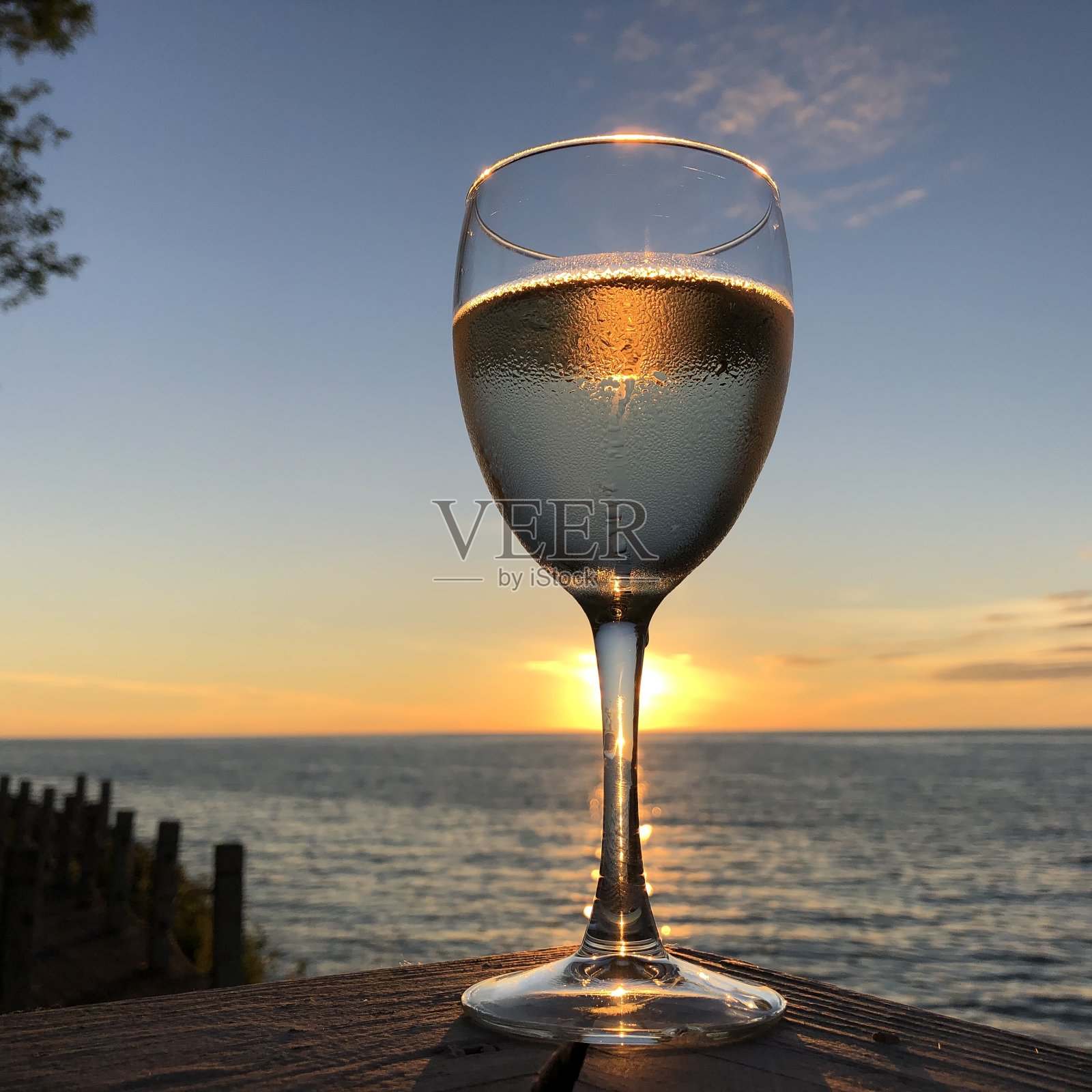 白葡萄酒和日落照片摄影图片