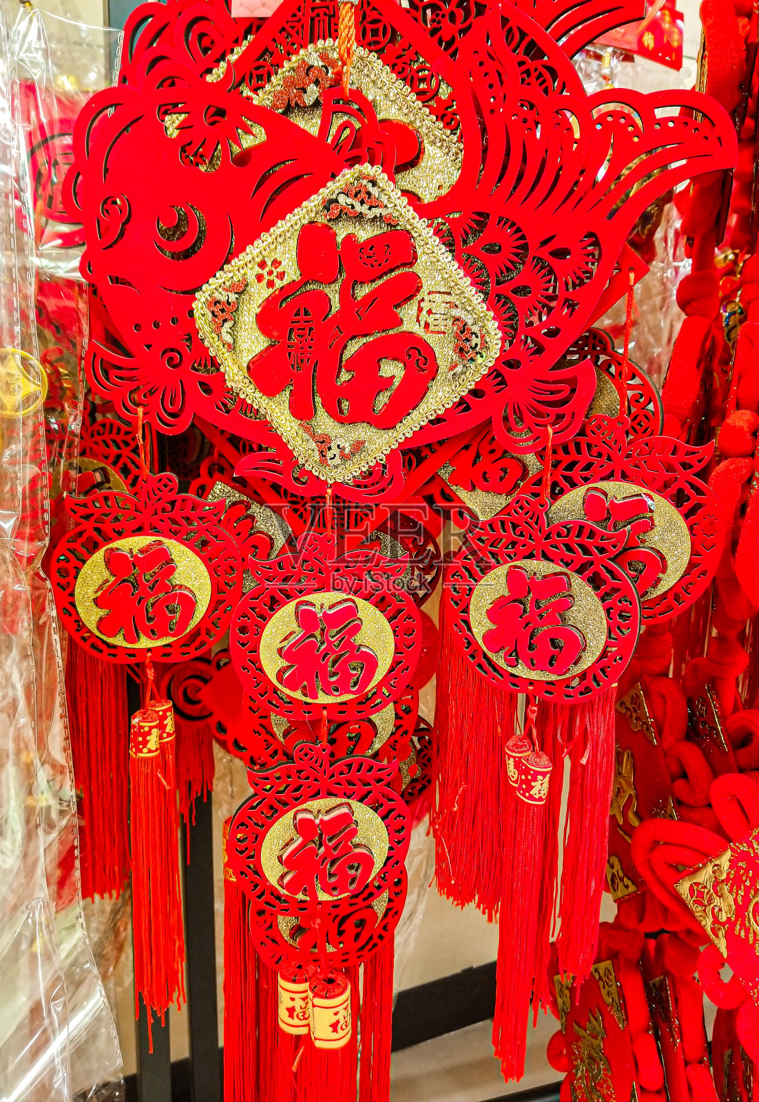 中国传统的春节装饰品，上面有吉祥含义的汉字。照片摄影图片