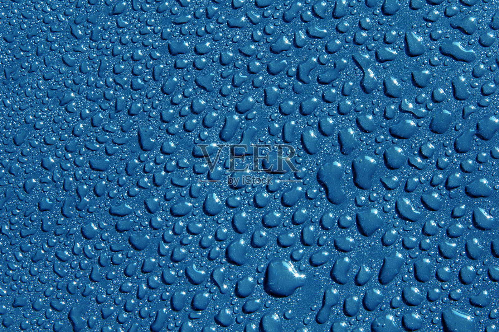 蓝色背景上的水滴照片摄影图片