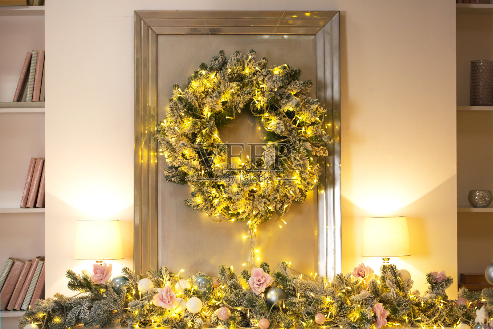 家里的门上挂着圣诞花环。新年来临概念照片摄影图片