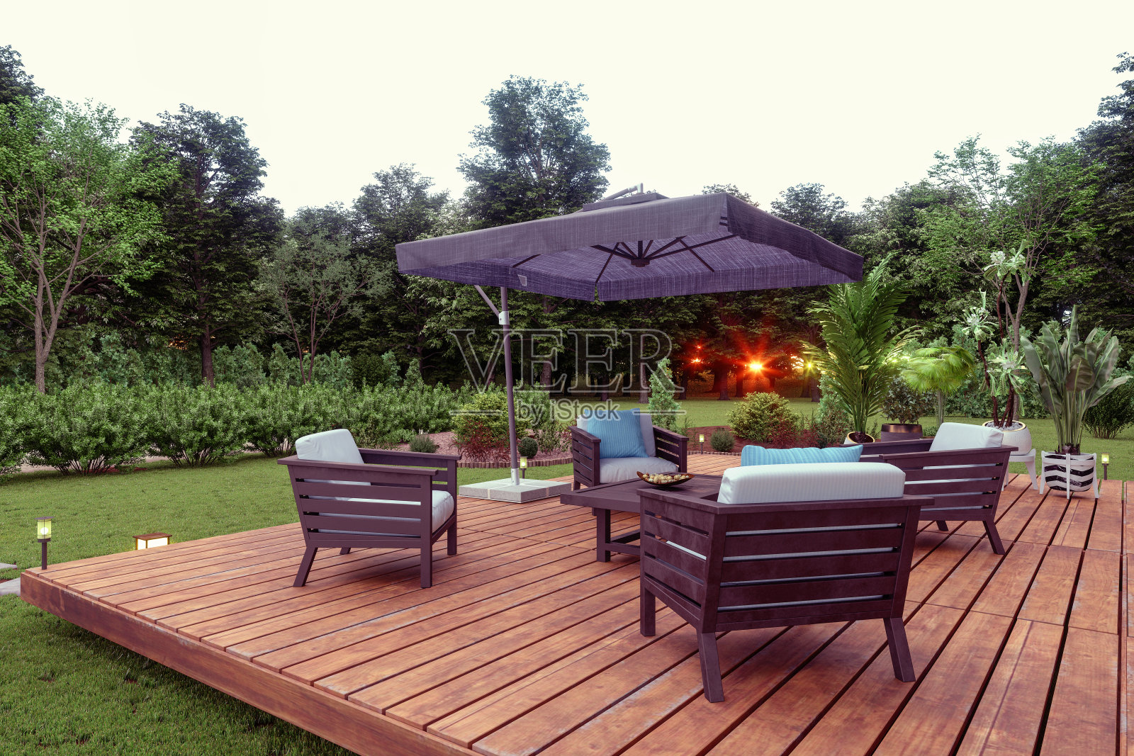 庭院与木制座椅，咖啡桌和遮阳板在花园日落的背景。照片摄影图片