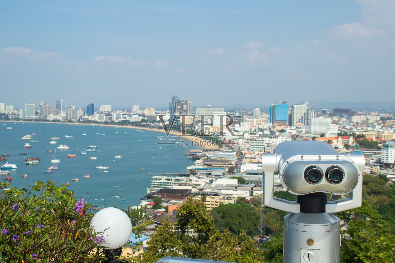 双筒或望远镜位于视点，支持旅客使用寻找芭堤雅城市的观点。照片摄影图片