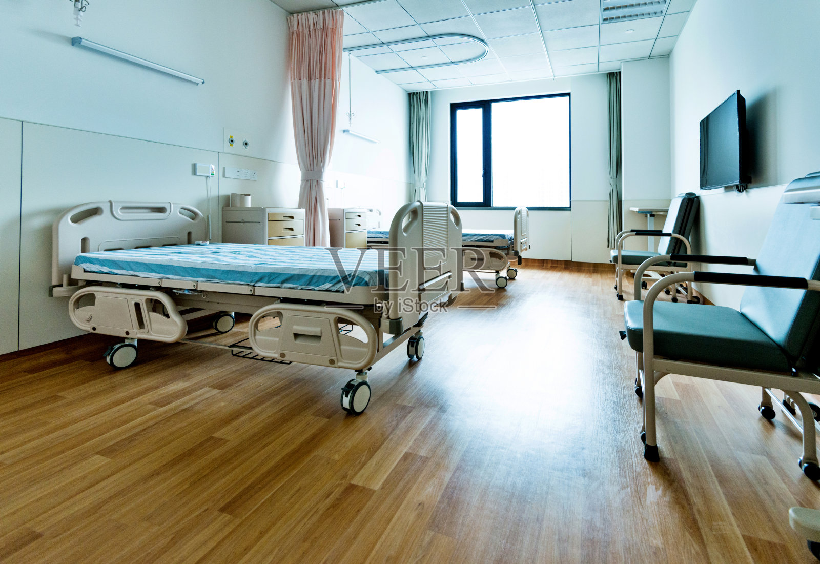 有床和扶手椅的医院病房照片摄影图片
