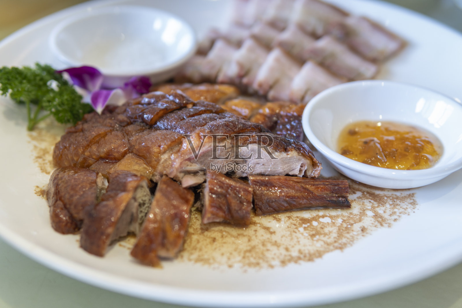 广东烧味的特写:烧猪肉和烧鹅照片摄影图片