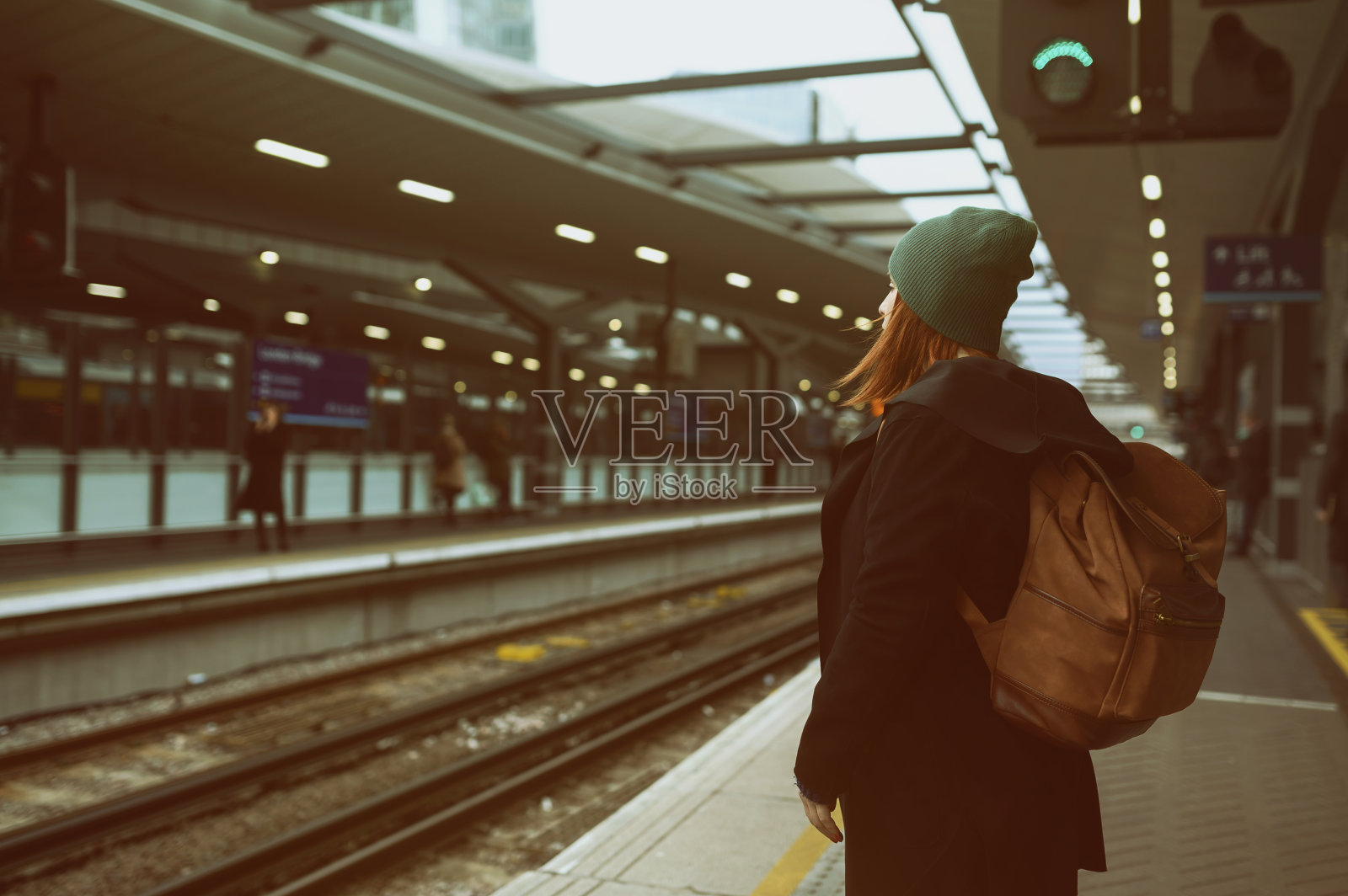 在英国车站等火车的女子照片摄影图片