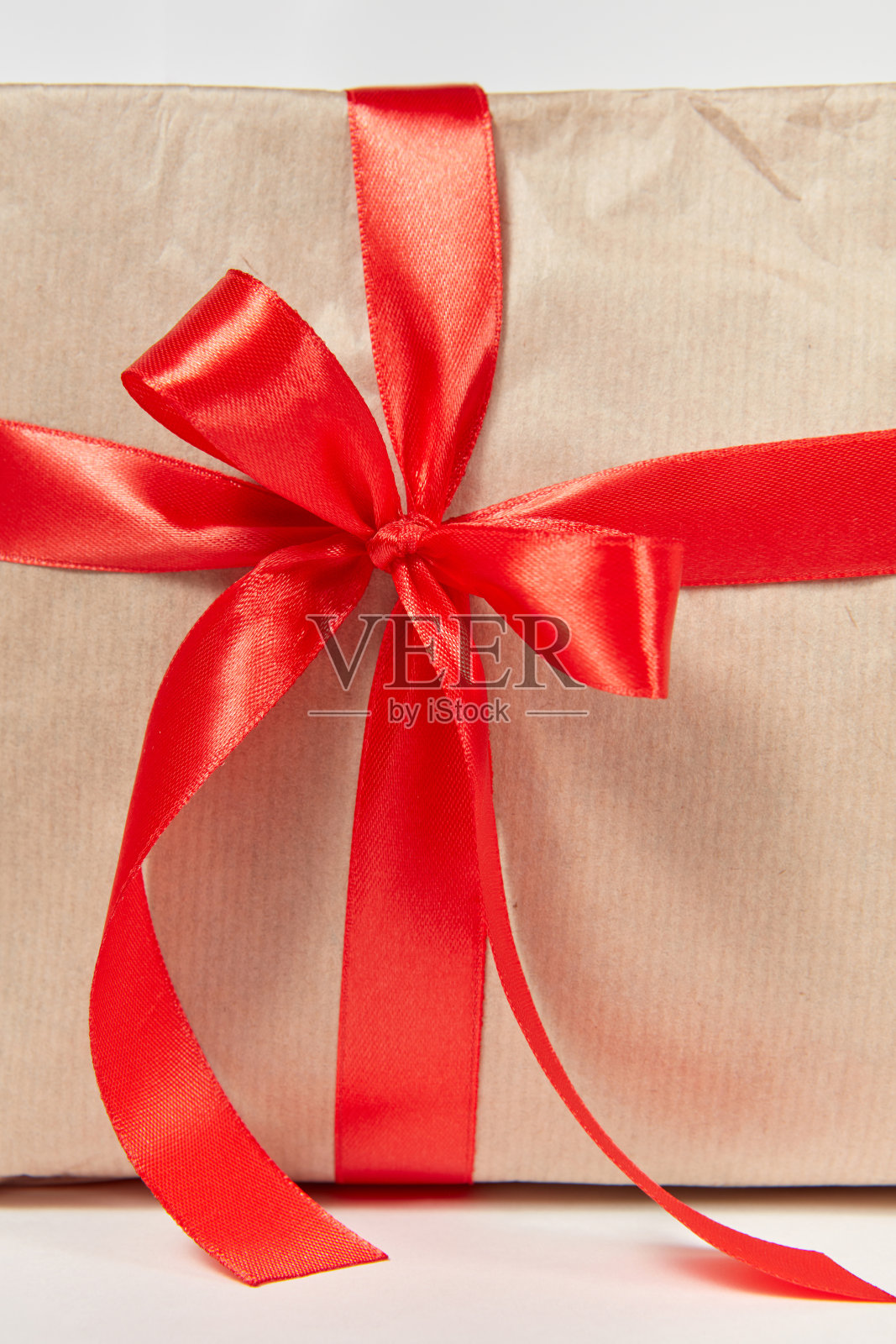一个礼盒上的大红色丝带蝴蝶结。特写镜头。照片摄影图片