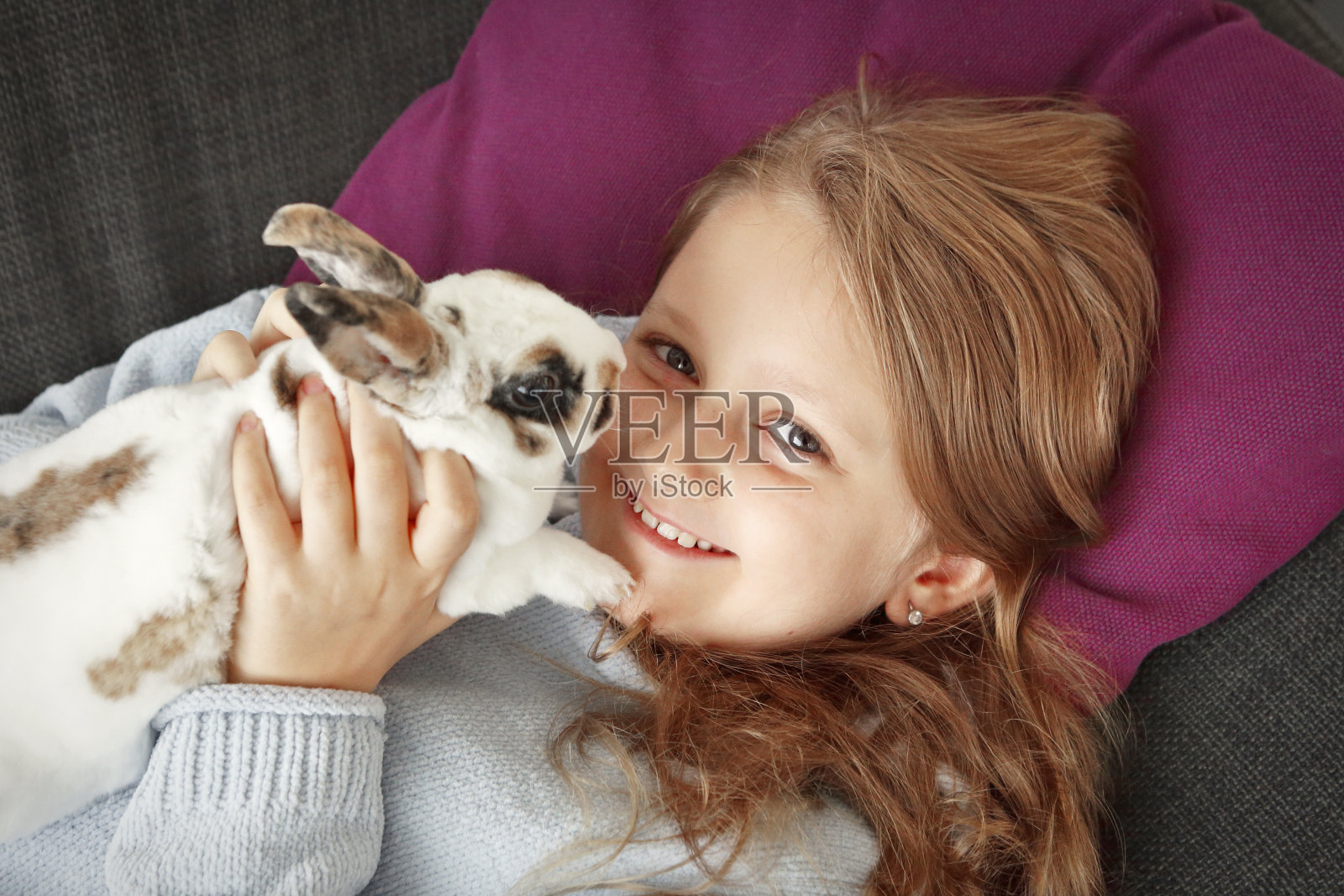 女孩和兔子玩照片摄影图片