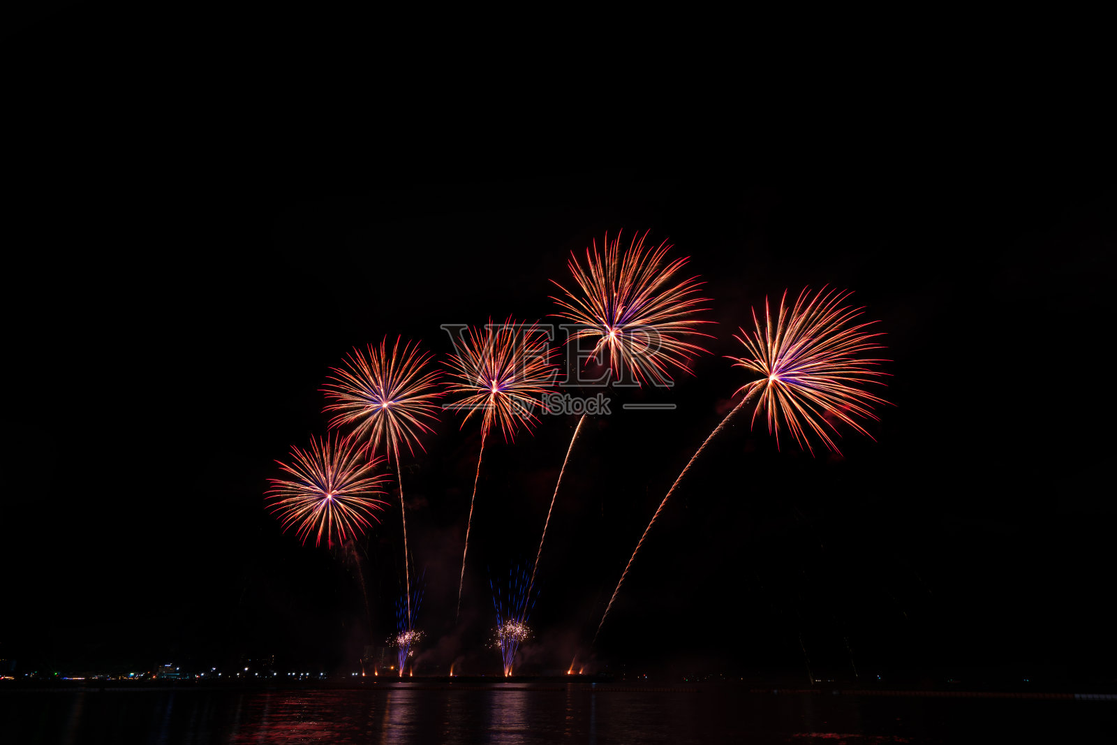 五颜六色的烟花在晚上与庆祝和周年的概念照片摄影图片
