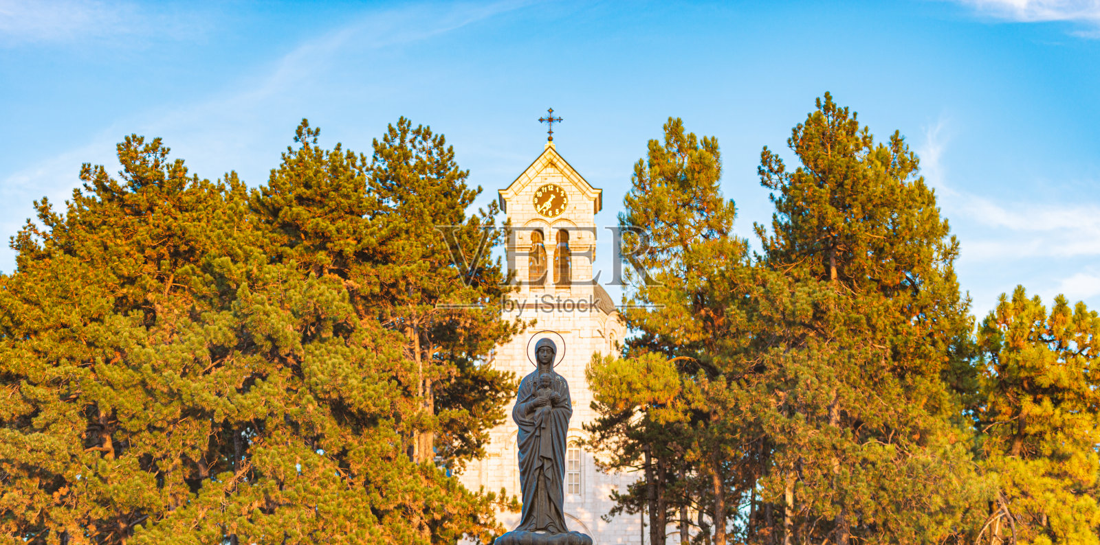 黑山的教堂，有圣母玛利亚和基督的雕像。在欧洲旅行。照片摄影图片
