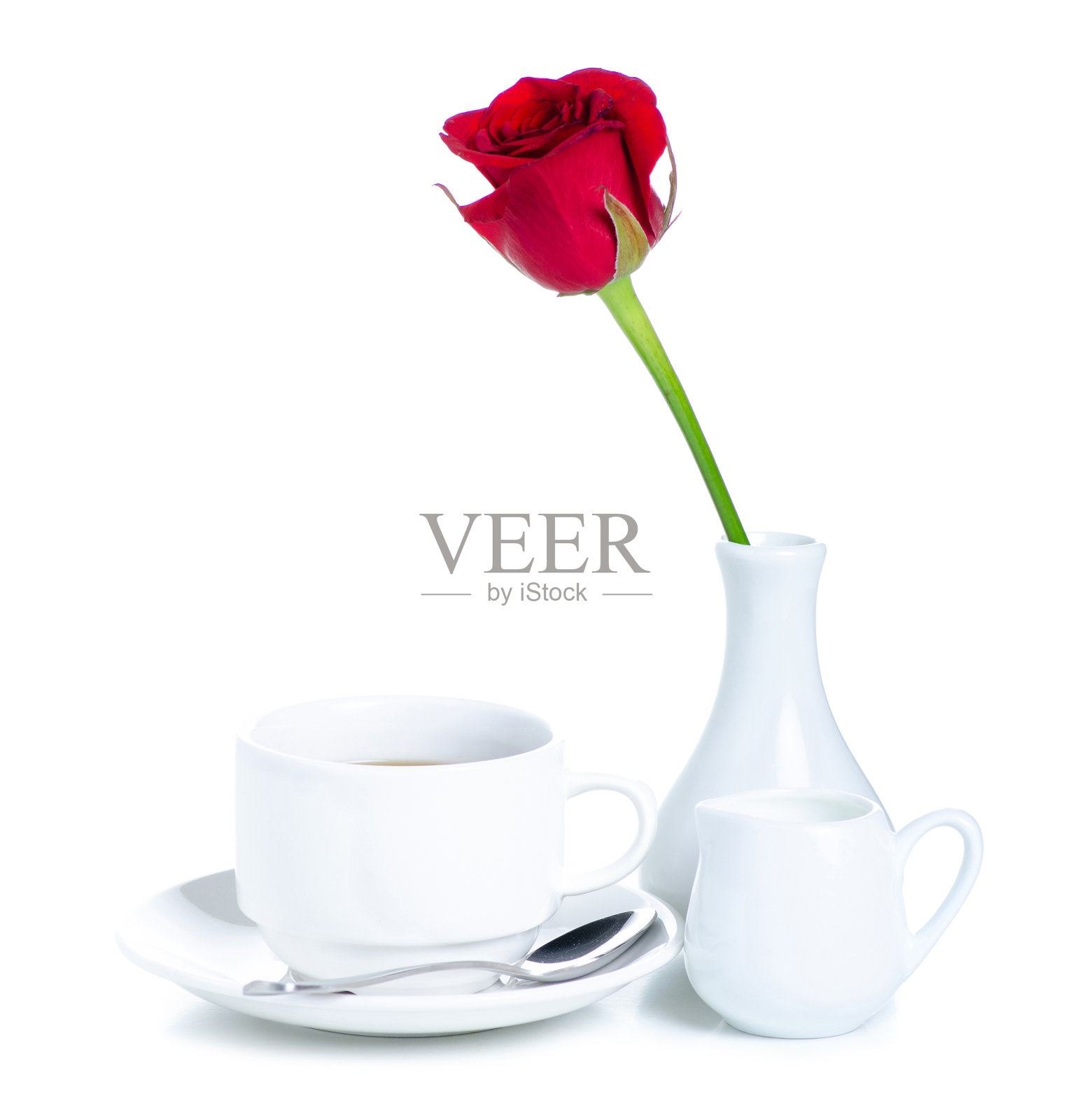 一个插着红玫瑰的白色花瓶和一杯加牛奶的咖啡照片摄影图片