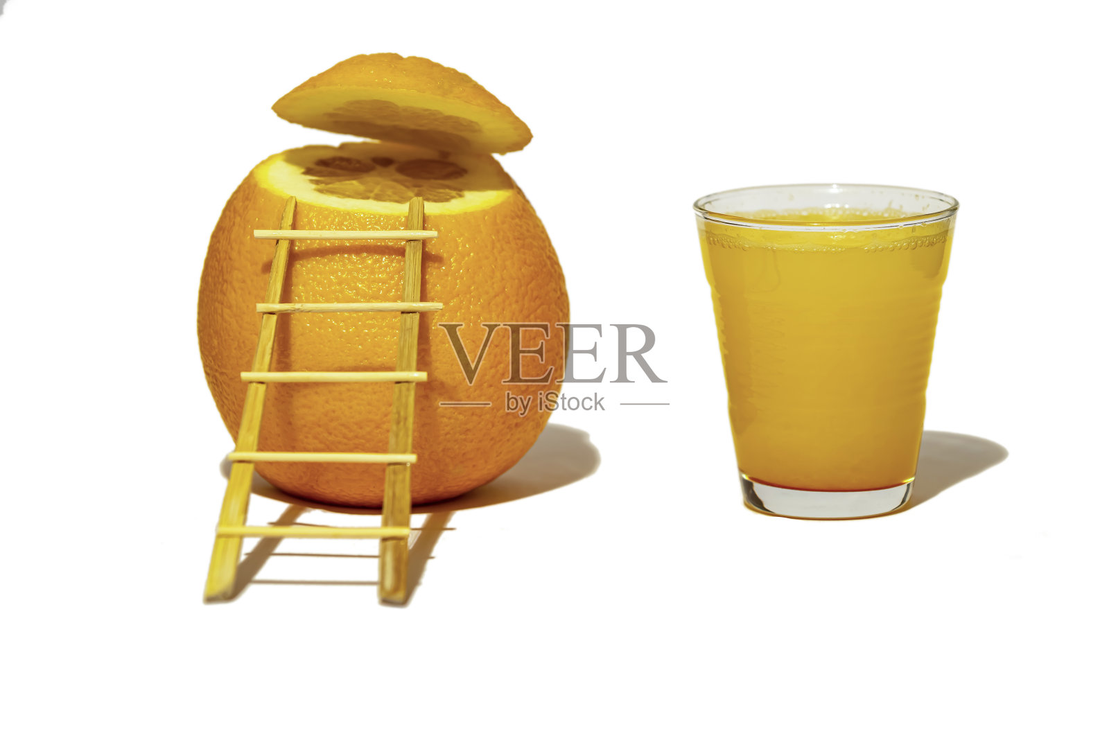 新鲜准备的橙汁在一个单独的背景玻璃照片摄影图片