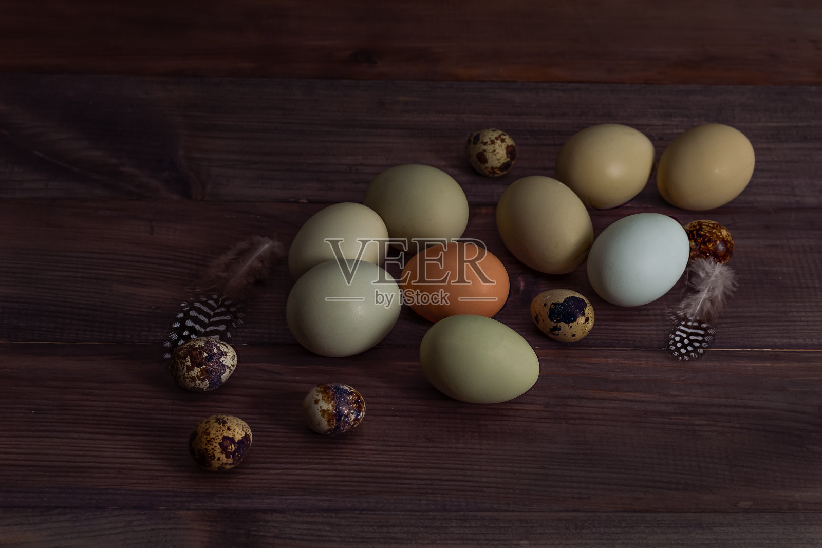 复活节的照片的概念。鸡蛋，勺子和大壶。低调。平躺照片摄影图片