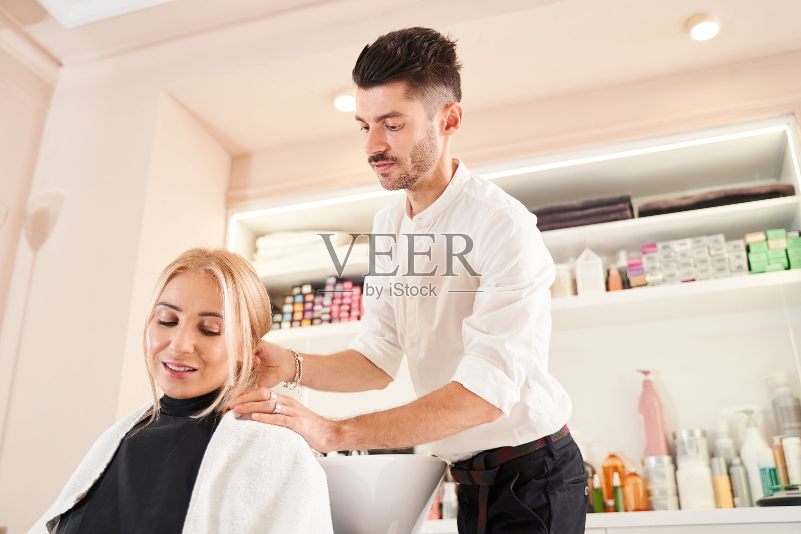 美发师为顾客洗发做准备照片摄影图片
