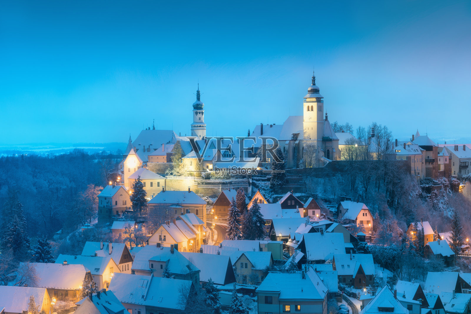 冬天的夜景，在新Mesto nad Metuji，靠近赫拉德克克拉洛夫，捷克共和国。城市全景，山顶上的城堡，冰冻的树木。该中心被定为城市纪念保留地。照片摄影图片