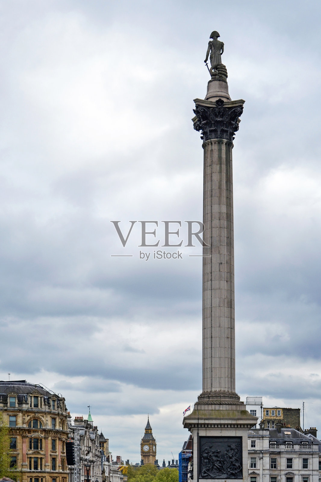特拉法加广场的纳尔逊圆柱，背景是大本钟。伦敦,英国。照片摄影图片