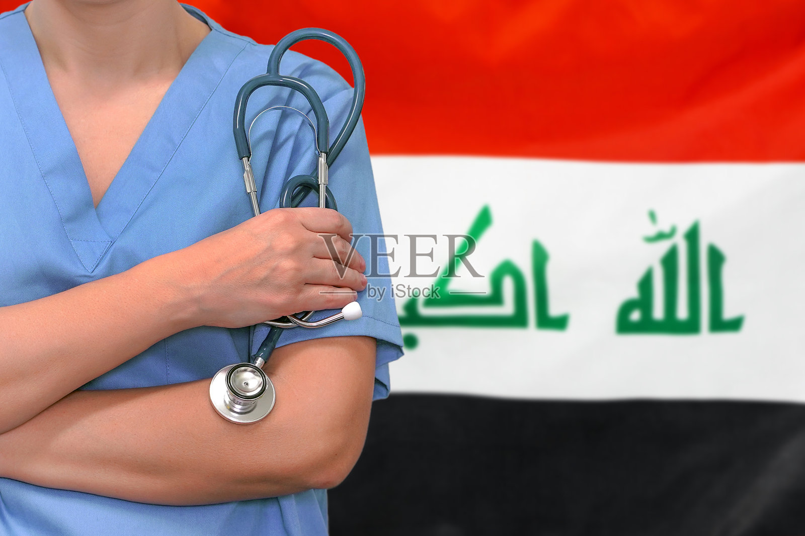 女外科医生或女医生手持听诊器站在伊拉克国旗的背景上。伊拉克的保健、手术和医疗概念照片摄影图片