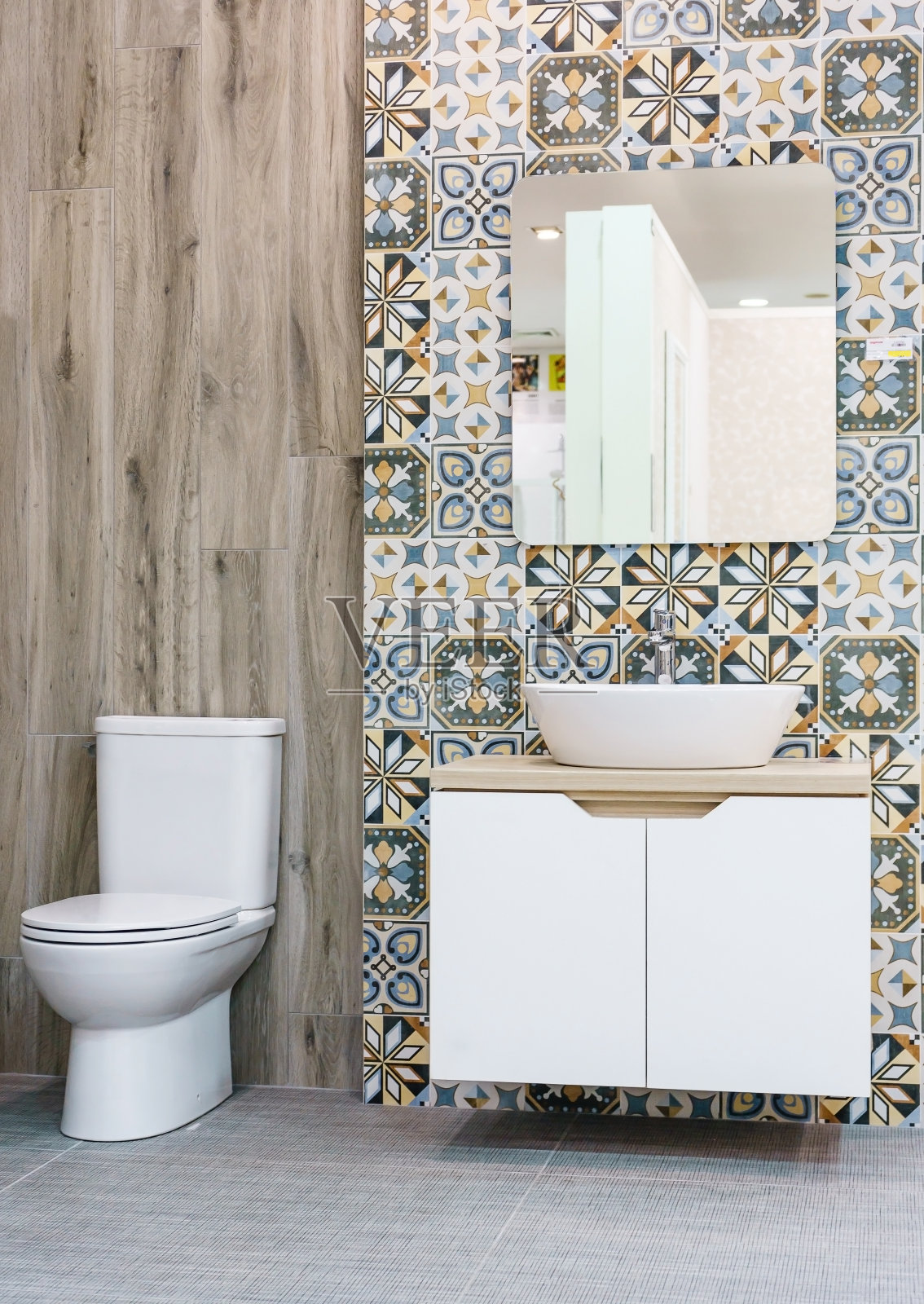 现代宽敞的浴室，明亮的瓷砖与马桶和水槽。照片摄影图片