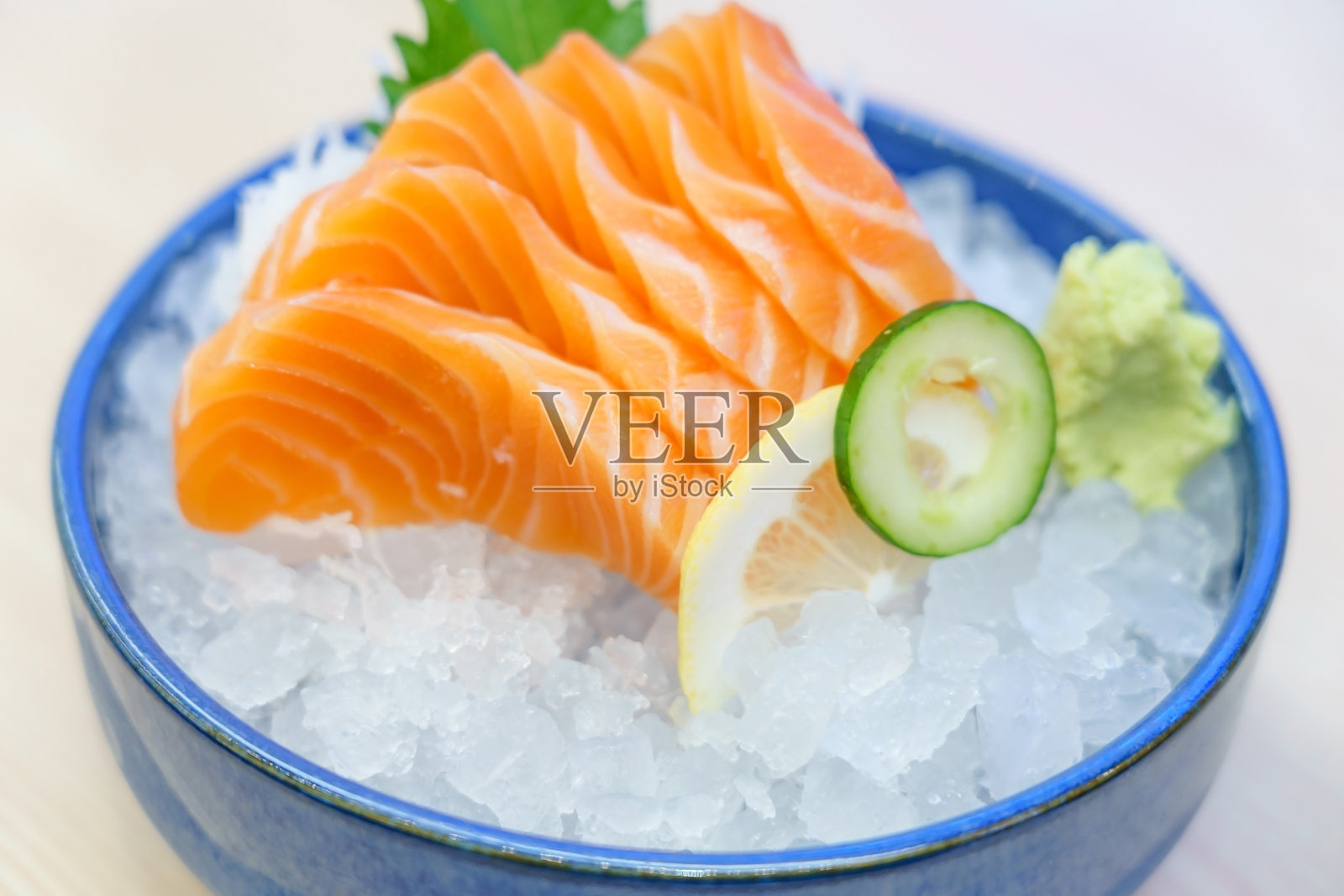 冰鲑鱼生鱼片配新鲜芥末和胡萝卜，日式料理。顶部视图与复制空间和文本照片摄影图片