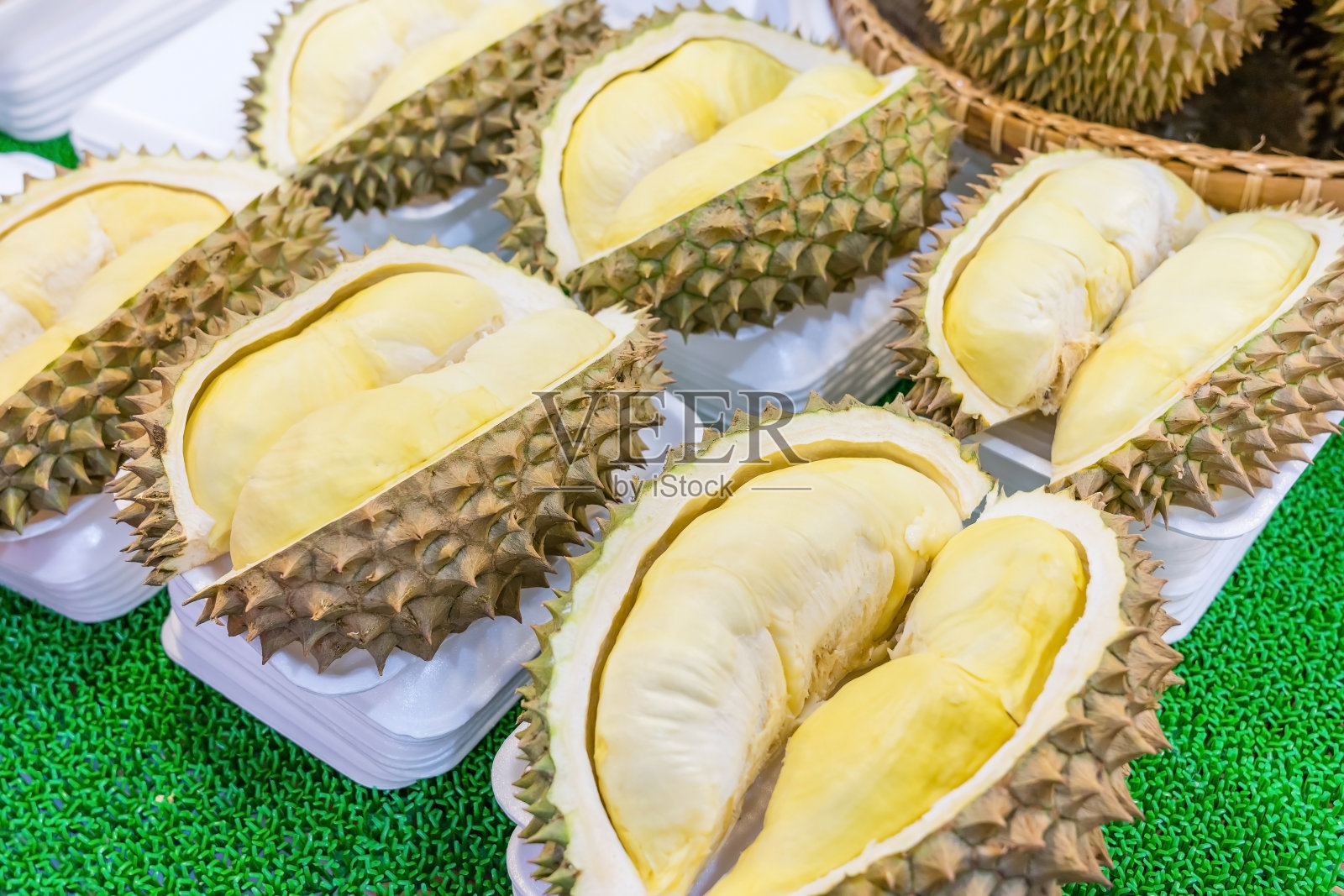 近距离观察泰国商店里的榴莲肉黄金。亮黄色热带水果。泰国国王的水果照片摄影图片