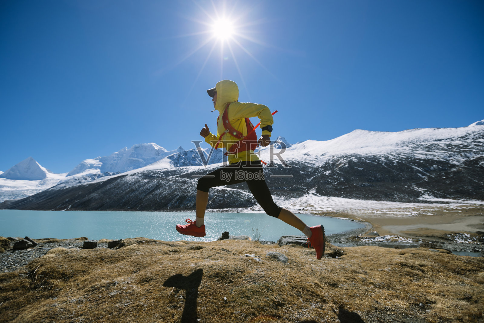 女子越野跑越野跑在高海拔冬季的自然照片摄影图片