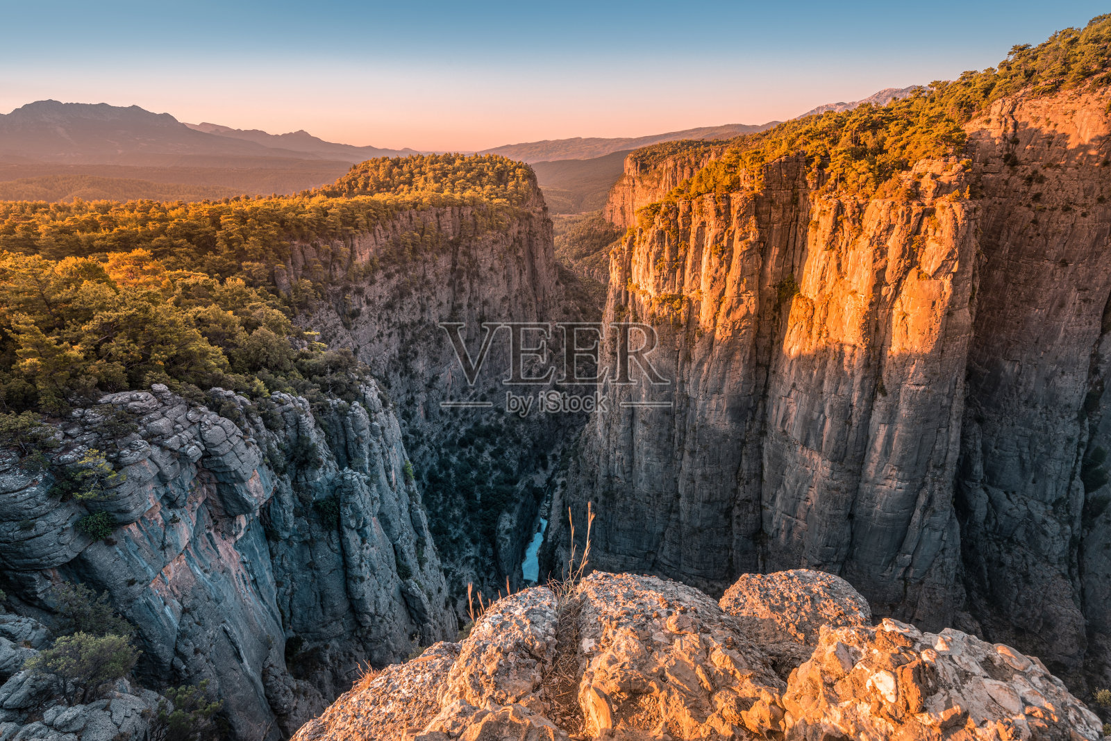 在土耳其的科普鲁鲁自然公园，饱和和对比的塔孜峡谷全景。自然奇观和旅游景点照片摄影图片
