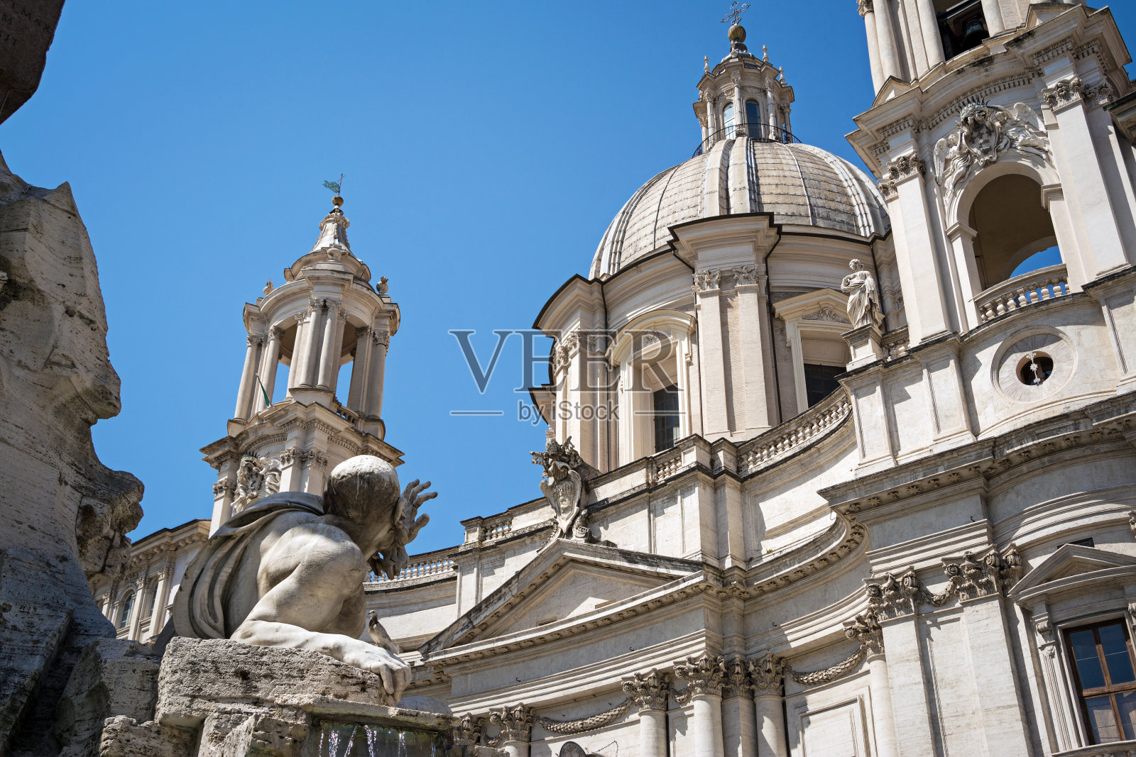 欧洲罗马的纳沃纳广场的四河喷泉和圣阿格内斯教堂的细节。照片摄影图片