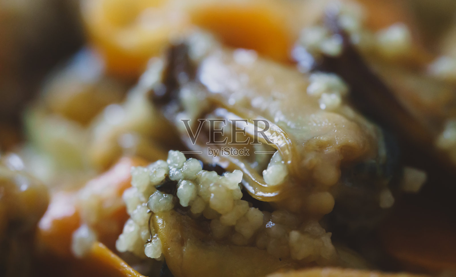 用贻贝做的传统摩洛哥蒸粗麦粉。照片摄影图片