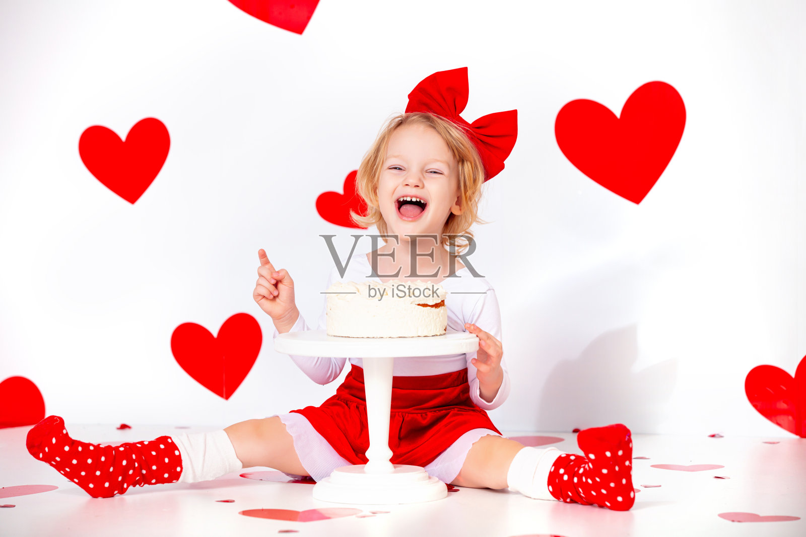 可爱漂亮的小女孩，红心和蛋糕有趣又快乐照片摄影图片