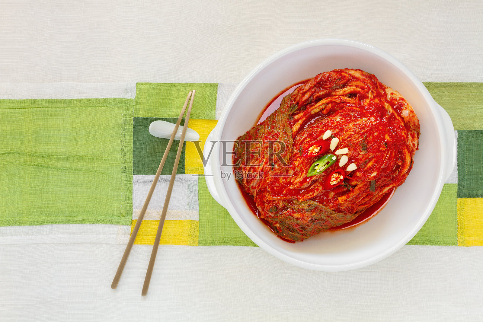 最著名的韩国食物泡菜(白菜)和筷子在传统的拼接背景下。前视图。照片摄影图片