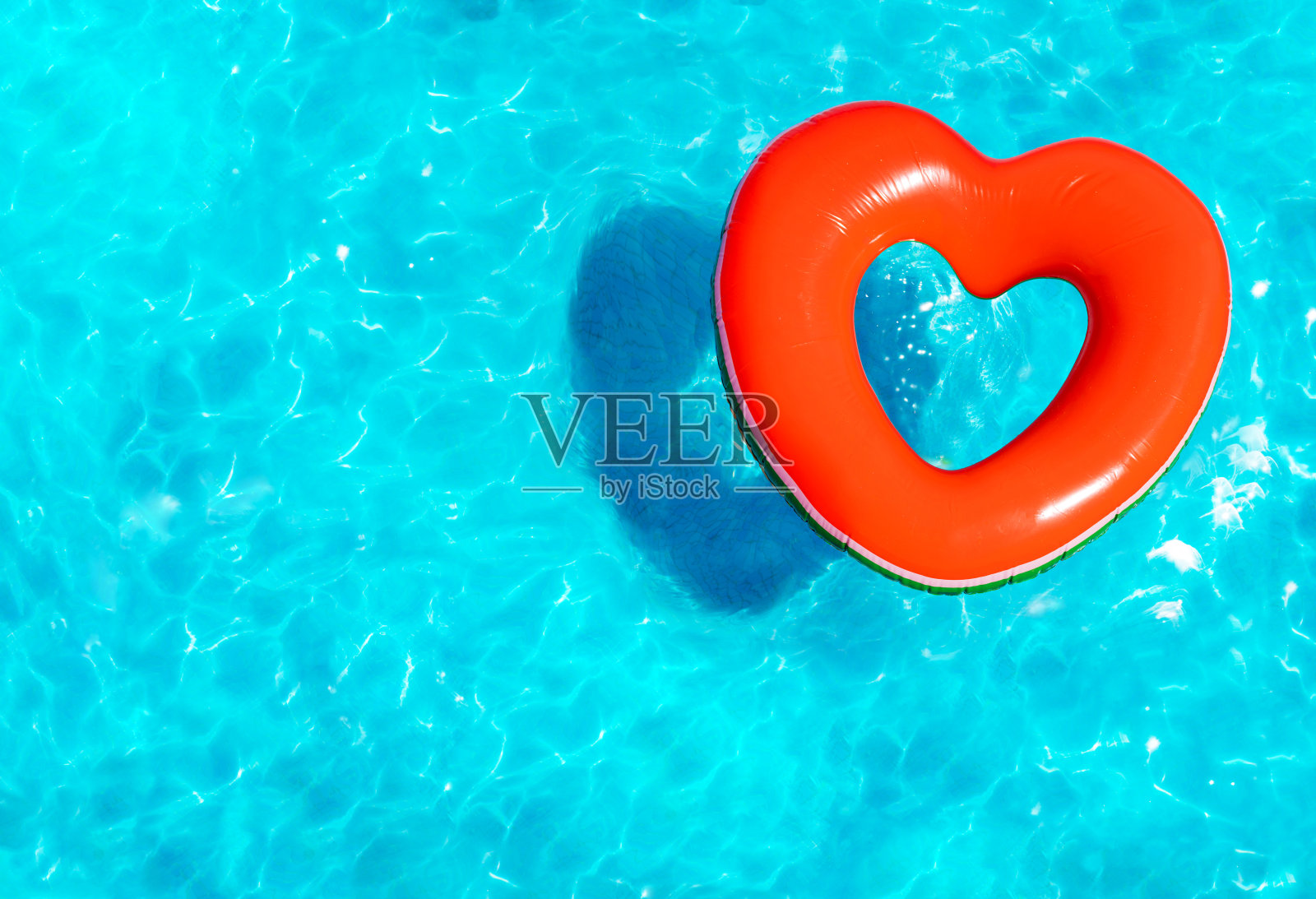 充气红色心脏浮标在游泳池照片摄影图片