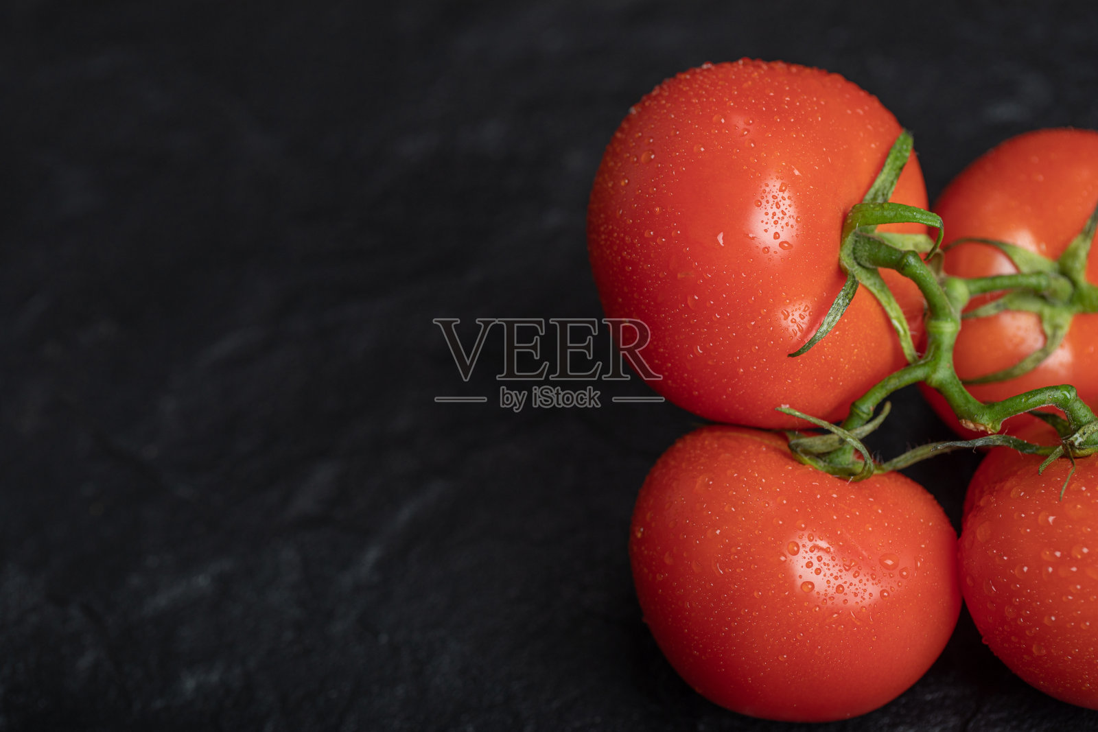 新鲜的红色西红柿在黑暗的背景照片摄影图片