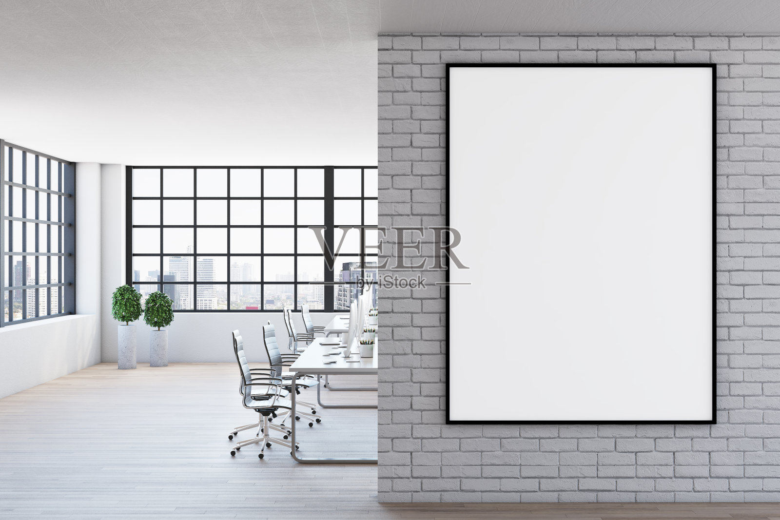 在宽敞的现代办公室里，黑色框架的空白白色招贴贴在轻砖墙上，木地板和大窗户。模拟了照片摄影图片