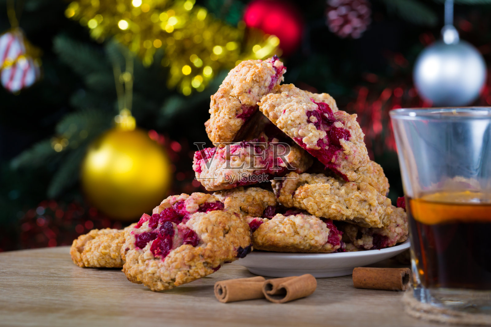 圣诞燕麦饼干和茶照片摄影图片
