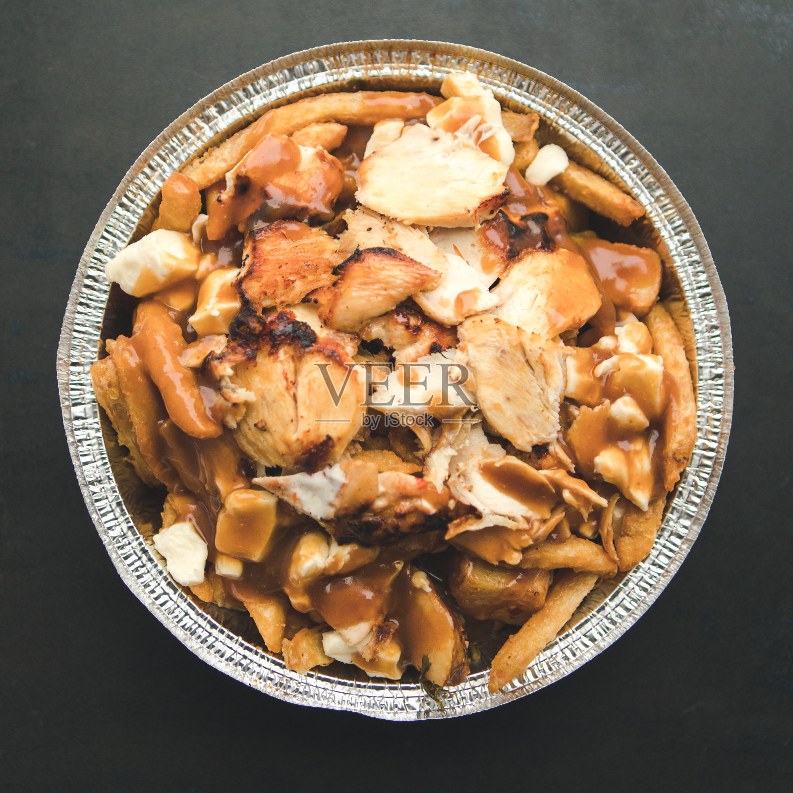 加拿大街头小吃，薯条配烤鸡照片摄影图片