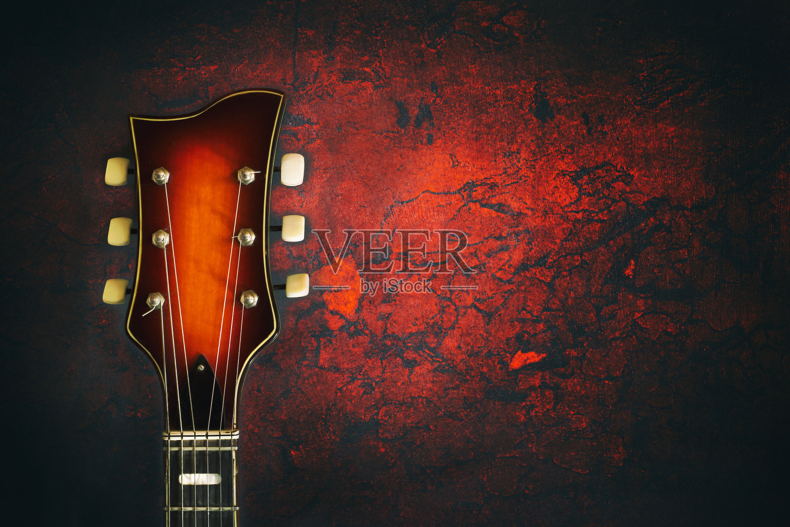 颈，一个老，爵士电吉他，在红色垃圾摇滚背景。特写镜头。副本的空间。音乐节、音乐会的背景。音乐教育。音乐会的概念。照片摄影图片