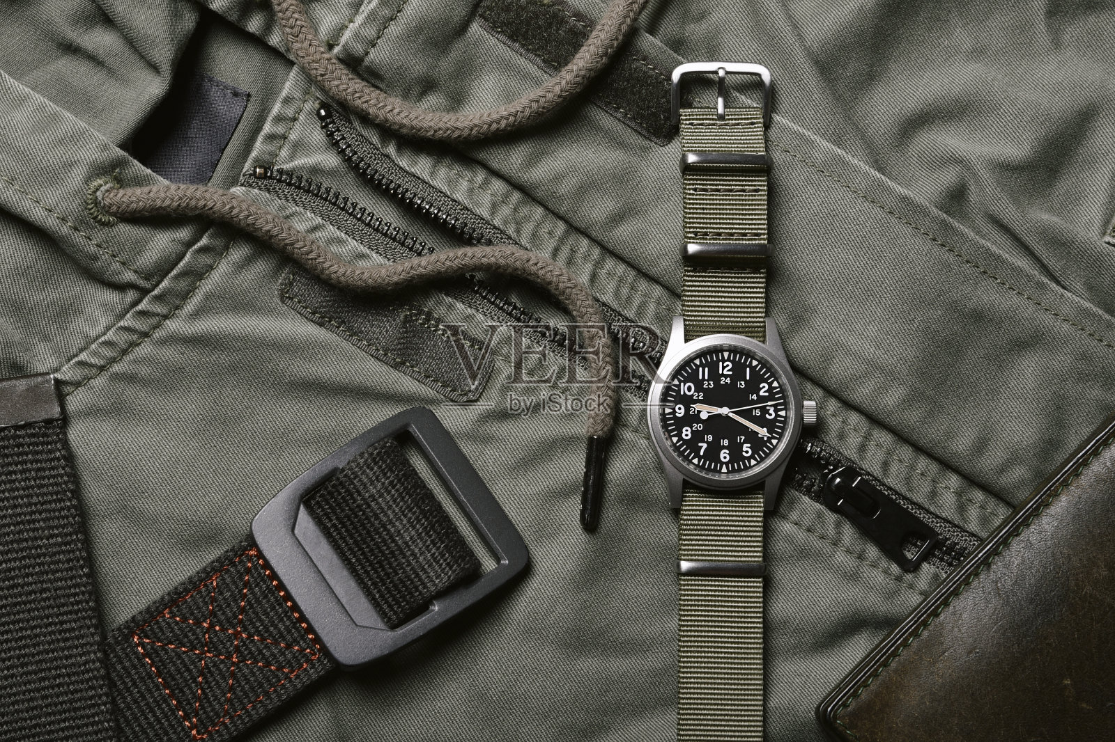 复古军事手表与北约皮带和战术皮带上的军队绿色背景，经典的时钟机械手表，军人时尚和配件。照片摄影图片