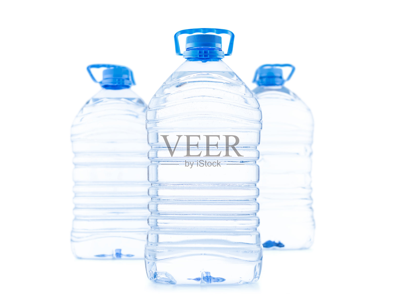 三个大塑料瓶的净水饮用，孤立在白色的背景。照片摄影图片