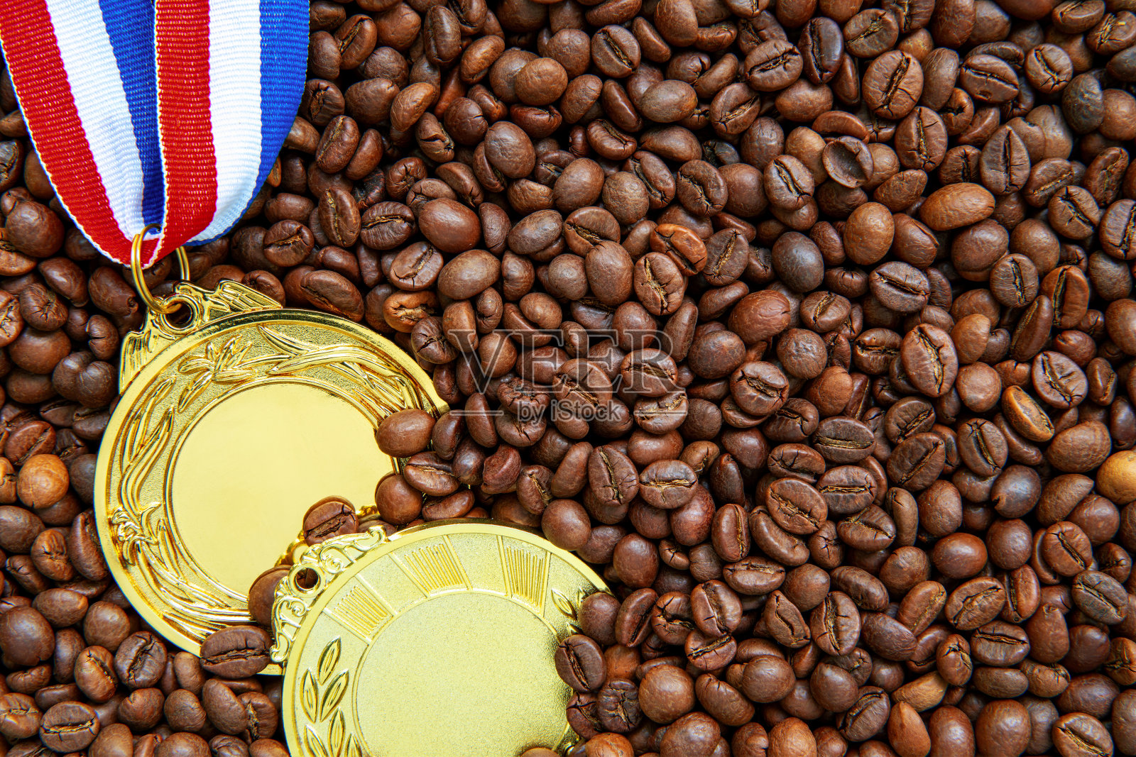 在咖啡豆上带丝带的金牌照片摄影图片