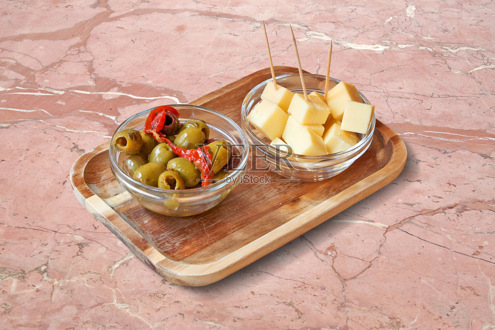 橄榄和奶酪玫瑰大理石开胃菜照片摄影图片