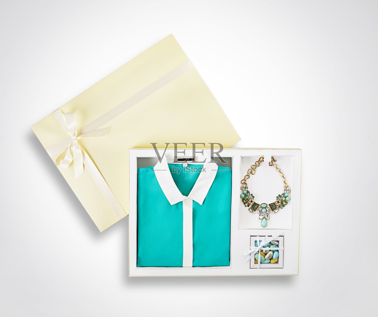 母亲节的礼物，时尚的衣服和个人配件在礼品盒隔离在白色的背景照片摄影图片