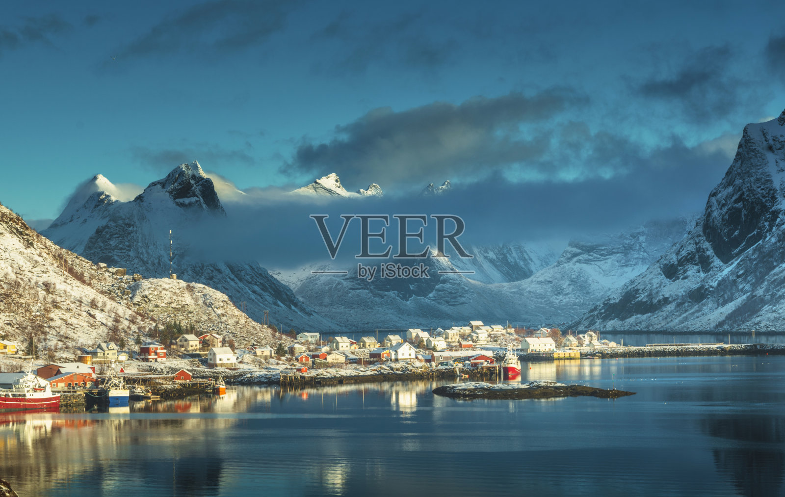 挪威罗浮敦群岛勒内村的雪照片摄影图片