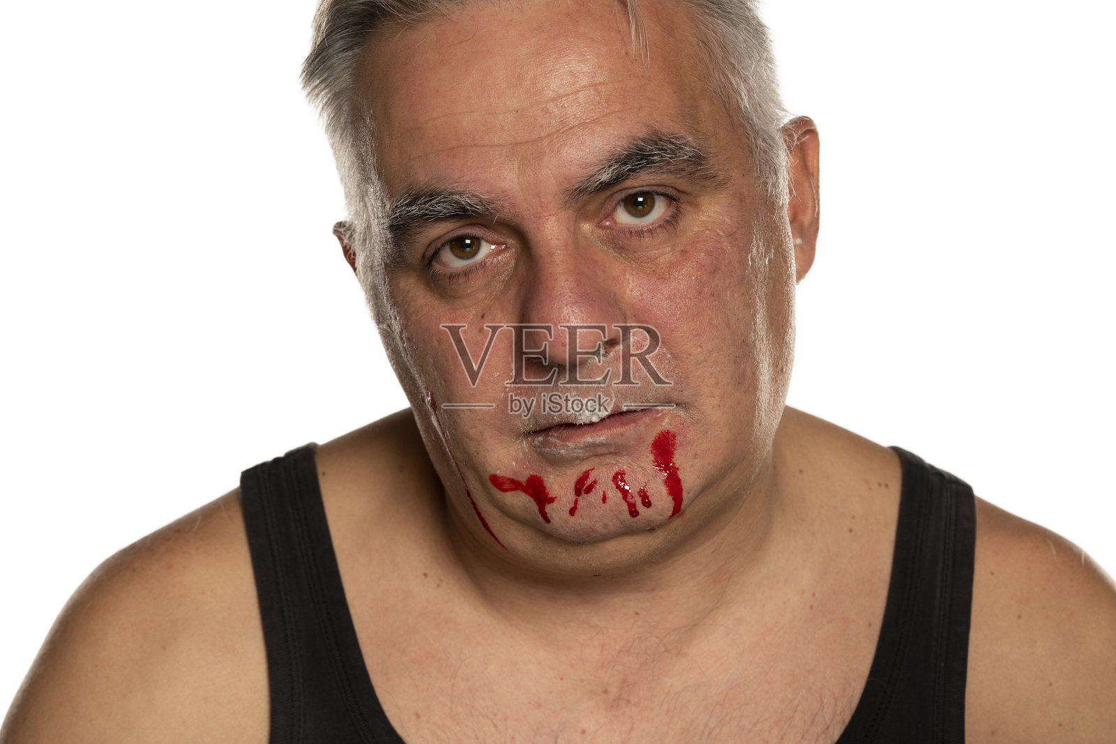 满脸是血的不幸中年男子照片摄影图片